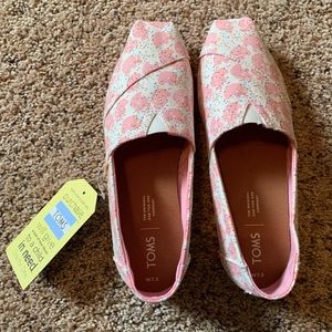 Tom’s with elephants size 7.5